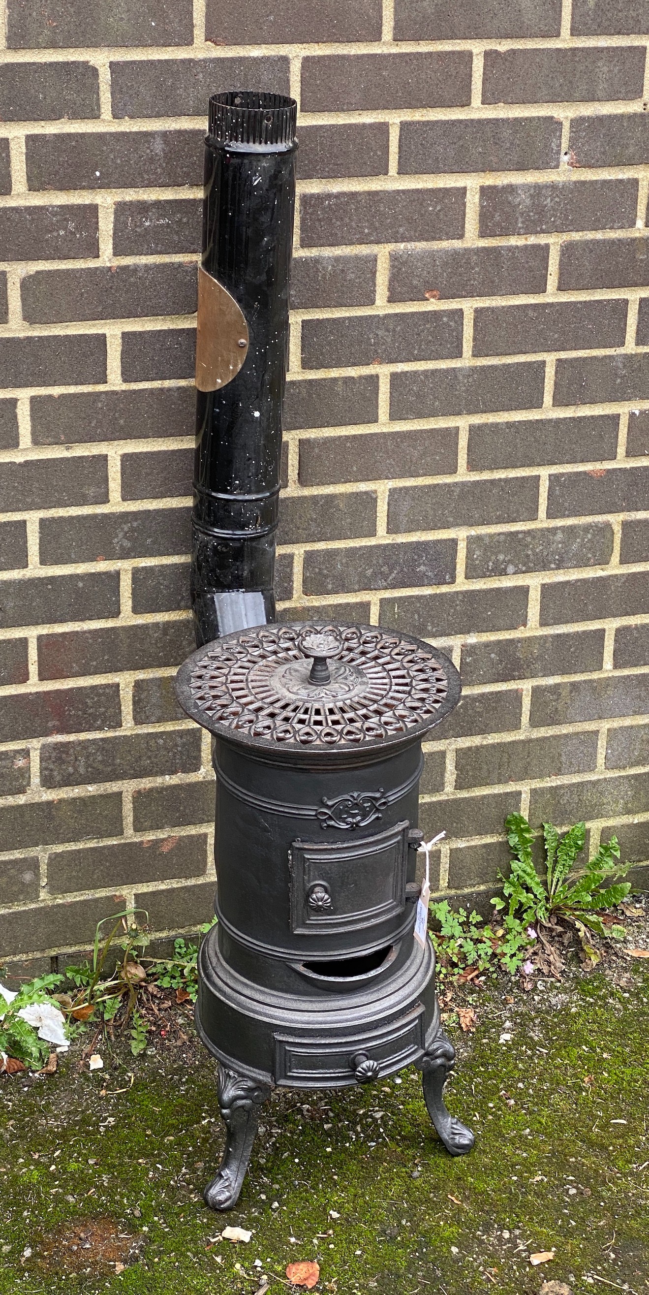 A William IV cast iron stove with flue